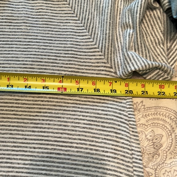 Gap top gray and white stripe women’s size M super soft - Picture 4 of 7